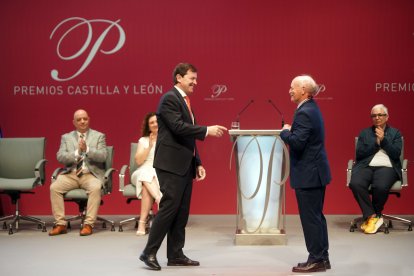 Enrique Pascual Oliva recibe el Premio Castilla y León del Deporte de manos del presidente de la Junta, Alfonso Fernández Mañueco.