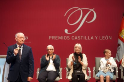 Enrique Pascual Oliva recibe el Premio Castilla y León del Deporte 2024.