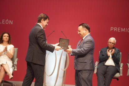 Ganadería `El Raso de Portillo´ recibe el Premio Castilla y León de Tauromaquia de manos del presidente de la Junta, Alfonso Fernández Mañueco.