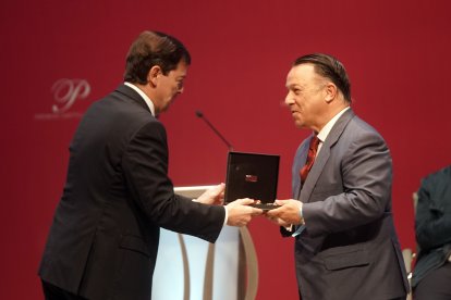 Ganadería `El Raso de Portillo´ recibe el Premio Castilla y León de Tauromaquia de manos del presidente de la Junta, Alfonso Fernández Mañueco.