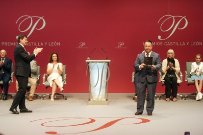 Ganadería `El Raso de Portillo´ recibe el Premio Castilla y León de Tauromaquia de manos del presidente de la Junta, Alfonso Fernández Mañueco.