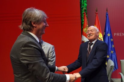 El secretario autonómico del PSOE, Carlos Martínez, felicita a Enrique Pascual Oliva tras recibir el Premio Castilla y León del Deporte.