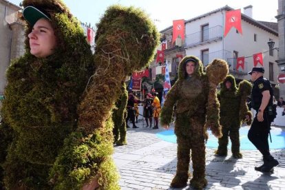 Béjar celebra la festividad del Corpus Christi con la tradicional procesión de los Hombres de Musgo.