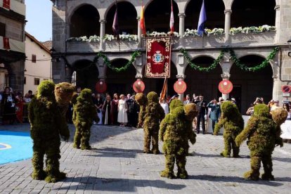 Béjar celebra la festividad del Corpus Christi con la tradicional procesión de los Hombres de Musgo.