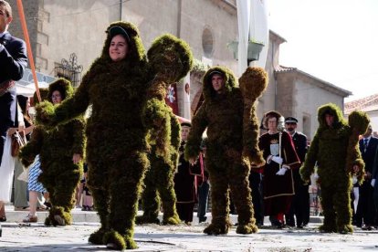 Béjar celebra la festividad del Corpus Christi con la tradicional procesión de los Hombres de Musgo.