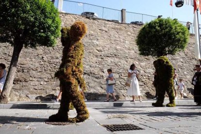 Béjar celebra la festividad del Corpus Christi con la tradicional procesión de los Hombres de Musgo.
