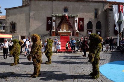 Béjar celebra la festividad del Corpus Christi con la tradicional procesión de los Hombres de Musgo.