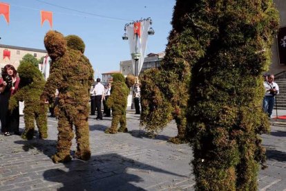 Béjar celebra la festividad del Corpus Christi con la tradicional procesión de los Hombres de Musgo.