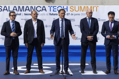 El rector de la Usal Juan Manual Corchado, el alcalde de la capital charra, Carlos García Carbayo; el viceconsejero de Economía y Competitividad de la Junta de Castilla y León, Carlos Martín Tobalina; y el CEO de Copernion, Juan Manuel Barrionuevo inauguran ‘Salamanca Tech Summit’