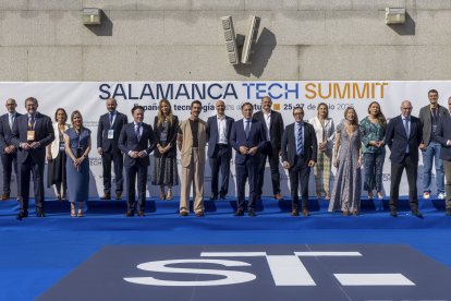 El rector de la Usal Juan Manual Corchado, el alcalde de la capital charra, Carlos García Carbayo; el viceconsejero de Economía y Competitividad de la Junta de Castilla y León, Carlos Martín Tobalina; y el CEO de Copernion, Juan Manuel Barrionuevo atienden a los medios antes de la inauguración de Salamanca Tech Summit.