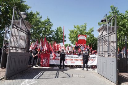 CCOO, UGT y CGT se concentran ante la Consejería de Presidencia para exigir el cumplimiento del convenio y la reclasificación del personal laboral de la Junta.