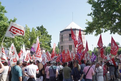 CCOO, UGT y CGT se concentran ante la Consejería de Presidencia para exigir el cumplimiento del convenio y la reclasificación del personal laboral de la Junta.