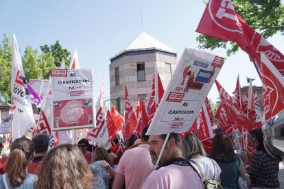 CCOO, UGT y CGT se concentran ante la Consejería de Presidencia para exigir el cumplimiento del convenio y la reclasificación del personal laboral de la Junta.