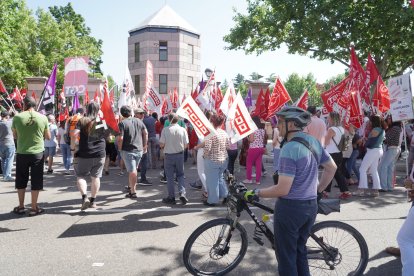 CCOO, UGT y CGT se concentran ante la Consejería de Presidencia para exigir el cumplimiento del convenio y la reclasificación del personal laboral de la Junta.