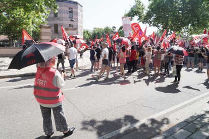 CCOO, UGT y CGT se concentran ante la Consejería de Presidencia para exigir el cumplimiento del convenio y la reclasificación del personal laboral de la Junta.