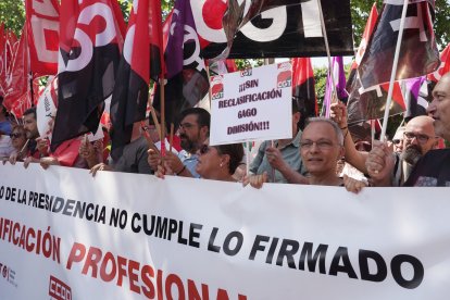 CCOO, UGT y CGT se concentran ante la Consejería de Presidencia para exigir el cumplimiento del convenio y la reclasificación del personal laboral de la Junta.