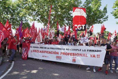 CCOO, UGT y CGT se concentran ante la Consejería de Presidencia para exigir el cumplimiento del convenio y la reclasificación del personal laboral de la Junta.