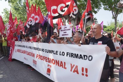 CCOO, UGT y CGT se concentran ante la Consejería de Presidencia para exigir el cumplimiento del convenio y la reclasificación del personal laboral de la Junta.