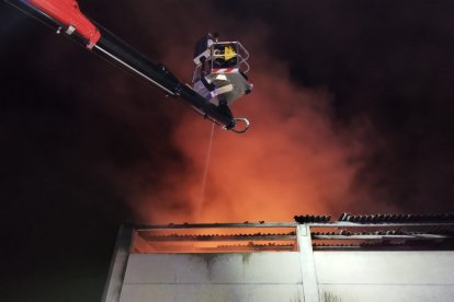 Arde una nave con maquinaria agrícola y paja en Monfarracinos, Zamora.