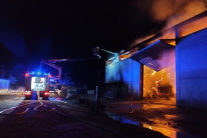 Arde una nave con maquinaria agrícola y paja en Monfarracinos, Zamora.