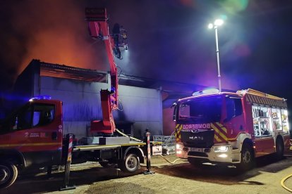 Arde una nave con maquinaria agrícola y paja en Monfarracinos, Zamora.