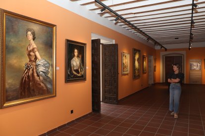 El Museo del Cerrato de Baltanás (Palencia) celebra su efeméride con un viaje por la historia, la cultura y los sueños de toda una comarca, en la imagen sala del pintor Juan Antonio Morales