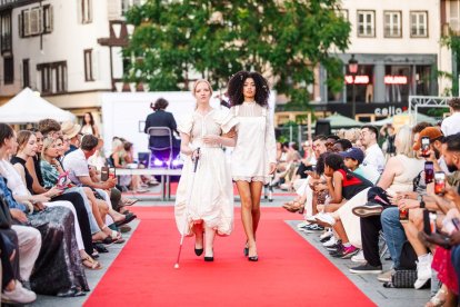 La diseñadora de moda leonesa María Lafuente participa en un desfile de moda inclusivo contra la ceguera
