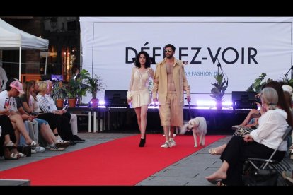 La diseñadora de moda leonesa María Lafuente participa en un desfile de moda inclusivo contra la ceguera