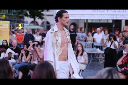 La diseñadora de moda leonesa María Lafuente participa en un desfile de moda inclusivo contra la ceguera