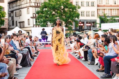La diseñadora de moda leonesa María Lafuente participa en un desfile de moda inclusivo contra la ceguera
