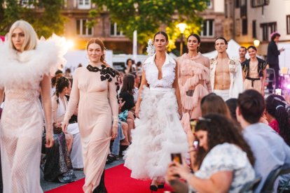 La diseñadora de moda leonesa María Lafuente participa en un desfile de moda inclusivo contra la ceguera