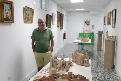 El delineante jubilado y las maquetas de papel de los monumentos icónicos que están expuestas en la Asociación Española Contra el Cáncer (AECC) de Palencia