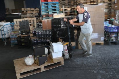Un voluntario del Banco de Alimentos realiza tareas de trasporte de productos donados