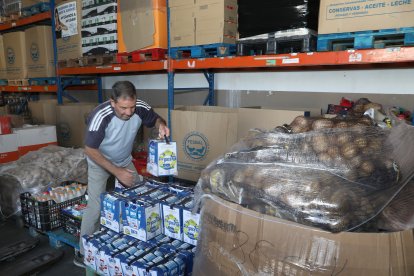 Un voluntario del Banco de Alimentos realiza tareas de trasporte de productos donados