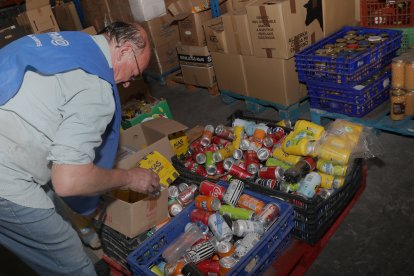 Un voluntario del Banco de Alimentos realiza tareas de trasporte de productos donados