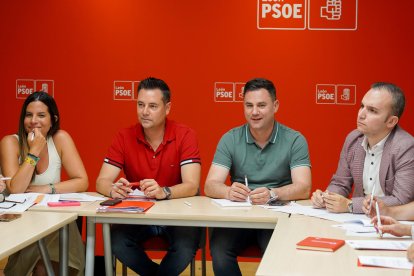 Reunión del secretario de Organización del PSCyL con la dirección del PSOE de León.