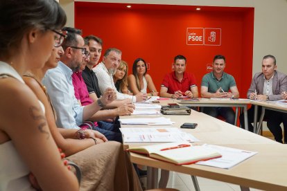 Reunión del secretario de Organización del PSCyL con la dirección del PSOE de León.