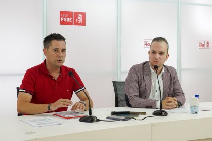 El secretario de Organización del Partido Socialista de Castilla y León, Daniel de la Rosa, mantiene una reunión de trabajo con el secretario de Organización del PSOE de León, Daniel San José.