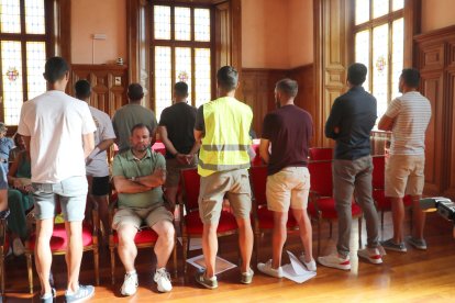 Policías locales de Palencia protestan durante el pleno de Ayuntamiento.