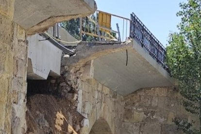Agujero provocado por el nuevo desprendimiento en el puente de San Esteban de Gormaz.