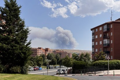 Columna de humo por el fuego de Navaluenga vista desde la ciudad de Ávila