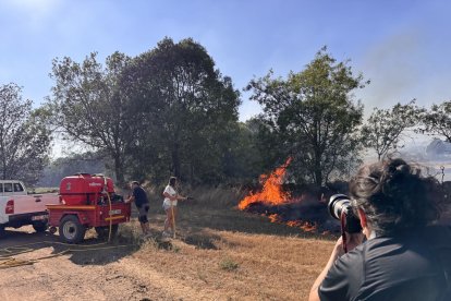 Columna de humo por el fuego de Navaluenga vista desde la ciudad de Ávila