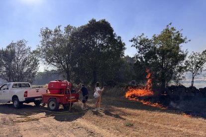 La Junta activa la situación operativa dos ante la evolución del incendio de Navaluenga (Ávila)