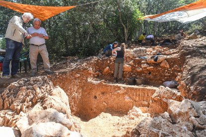 El consejero de Cultura, Turismo y Deporte, Gonzalo Santonja, participa en las excavaciones de la Galería de las Estatuas de los yacimientos de la Sierra de Atapuerca