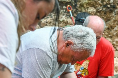 El consejero de Cultura, Turismo y Deporte, Gonzalo Santonja, participa en las excavaciones de la Galería de las Estatuas de los yacimientos de la Sierra de Atapuerca