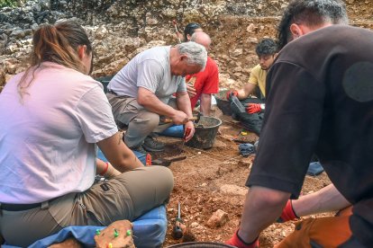 El consejero de Cultura, Turismo y Deporte, Gonzalo Santonja, participa en las excavaciones de la Galería de las Estatuas de los yacimientos de la Sierra de Atapuerca