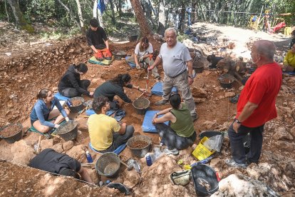 El consejero de Cultura, Turismo y Deporte, Gonzalo Santonja, participa en las excavaciones de la Galería de las Estatuas de los yacimientos de la Sierra de Atapuerca