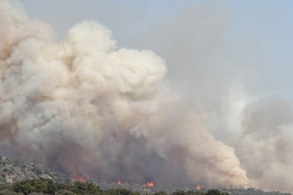 La Junta activa la situación operativa dos ante la evolución del incendio de Navaluenga (Ávila) En la foto, columna de humo vista desde la ciudad de Ávila