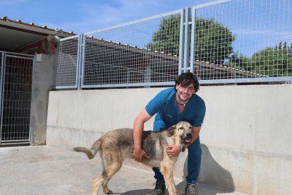 Adrián Bermejo junto a un perro