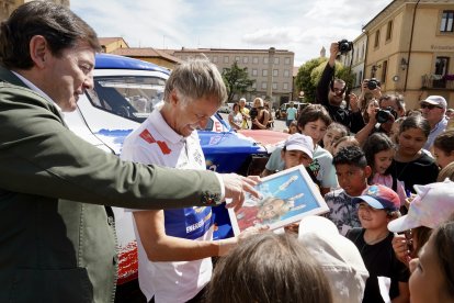 El presidente de la Junta, Alfonso Fernández Mañueco, participa junto al presidente de las Cortes Autonómicas, Carlos Pollán, y el alcalde de León, José Antonio Diez, en la presentación del vehículo con el que Jesús Calleja participará en la Baja España Aragón 2025 y en el Dakar 2026